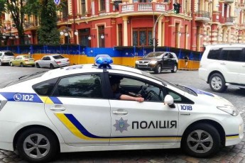 У Києві жінка-водій покусала та покатала на капоті поліцейського