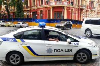 У Києві жінка-водій покусала та покатала на капоті поліцейського