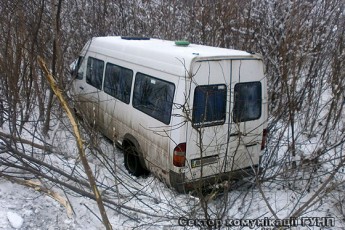 Біля Луцька автівка на швидкості «влетіла» в рейсовий автобус. ФОТО