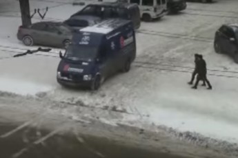 Як у Луцьку безпардонні водії руйнують тротуар. ВІДЕО