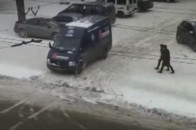 Як у Луцьку безпардонні водії руйнують тротуар. ВІДЕО