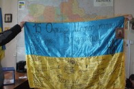 Боєць з Волині подарував волонтерам бойовий прапор. ФОТО