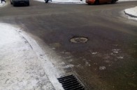Небезпечну яму на одній з доріг Луцька нарешті залатали. ФОТО