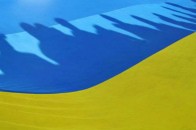 У Луганську місцеві жителі перефарбовують прапори окупантів в українські. ФОТО