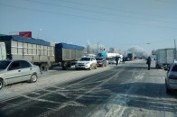 Бійці АТО заблокували рух транспорту трасою Київ-Харків
