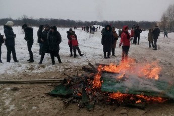 Кияни розламали і спалили паркан маєтку екс-нардепа з Волині. ДОПОВНЕНО