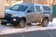 Як в Луцьку патрульні паркуються на залізничних рейках. ФОТО
