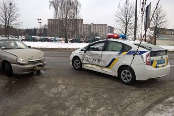 У Львові поліцейський автомобіль влаштував ДТП - ЗМІ. ФОТО