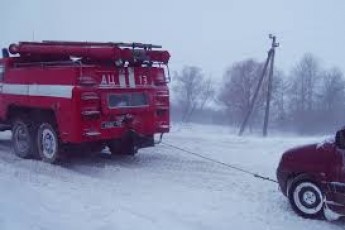 Волинські рятувальники витягнули дві автівки з кювету