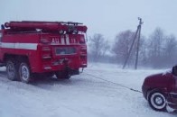 Волинські рятувальники витягнули дві автівки з кювету