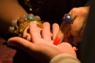 Шахрайки за допомогою гіпнозу забрали у мешканки Волині «кругленьку» суму
