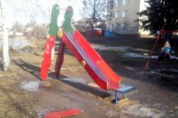 На Волині вандали познущались над дитячим майданчиком. ФОТО