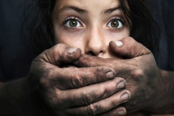 19-річна лучанка посеред вулиці напала на жінку