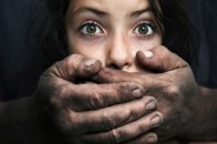 19-річна лучанка посеред вулиці напала на жінку