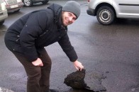 Шок для українців: У Києві на дорогах відклеюється асфальт. ФОТО