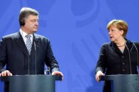 Конфуз у Берліні: Порошенко забув потиснути руку Меркель. ВІДЕО