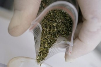 У Луцьку правоохоронці посеред вулиці зупинили автівку з наркотиками