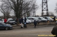 Стихійний авторинок Луцька: водії сперечаються щодо правильності паркування. ФОТО