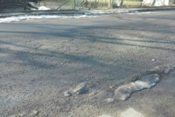 Шок для волинян: сніг на дорогах зійшов разом з новеньким асфальтом