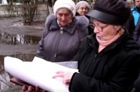Дірявий дах, стіни з тріщинами та «басейн» у дворі: вже 11 років лучани живуть, як у Венеції. ВІДЕО