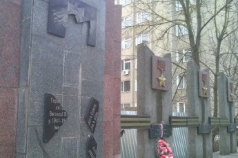 Правоохоронці розшукують хуліганів, які розтрощили в Луцьку меморіальну дошку. ФОТО