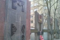 Правоохоронці розшукують хуліганів, які розтрощили в Луцьку меморіальну дошку. ФОТО