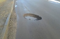 Патрульні Луцька хочуть притягнути комунальників до відповідальності через ями на дорогах. ФОТО