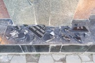 Поліція взялася шукати вандалів, які пошкодили меморіальну дошку в Луцьку