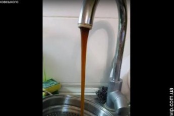 У Нововолинську з кранів містян тече їржава вода. ВІДЕО