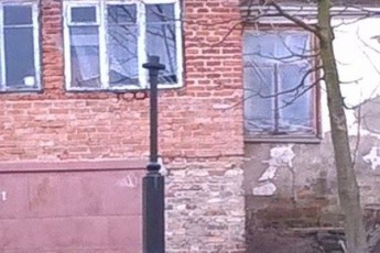 Біля Луцької міськради розтрощили ліхтар. ФОТО