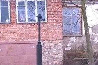 Біля Луцької міськради розтрощили ліхтар. ФОТО