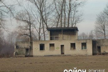 Дірява стеля, вибиті вікна та застарілий спортінвентр: у волинському селі шукають кошти на реконструкцію спорткомплексу