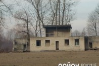 Дірява стеля, вибиті вікна та застарілий спортінвентр: у волинському селі шукають кошти на реконструкцію спорткомплексу