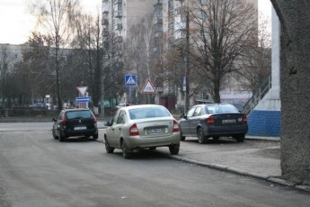 Труднощі парковки у Луцьку: як правильно поставити авто під будинком