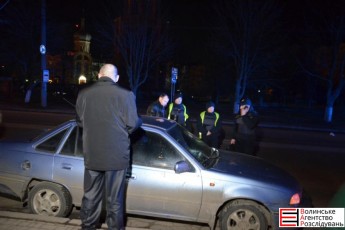 У Луцьку захмелілий викладач «підрізав» авто поліцейських. ФОТО