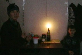 Без світла і власного житла: як виживає одинока лучанка з сином у тимчасовому помешканні. ВІДЕО