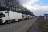 Нахабні водії та суперечки між активістами: як блокували російські фури на Волині