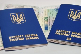 У Луцьку чергу на закордонний паспорт займають з ночі