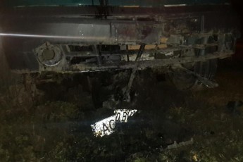 ДТП у Луцьку: автівка застрягла на кам’яній брилі. ФОТО