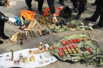 Поліцейські затримали авто, яке перевозило до Києва боєприпаси. ФОТО