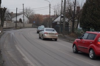 Через відремонтовану дорогу лучани бояться опинитися під колесами авто. ФОТО