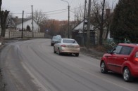 Через відремонтовану дорогу лучани бояться опинитися під колесами авто. ФОТО