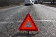 Біля Луцька «Меrcedes» влетів у бетонну огорожу