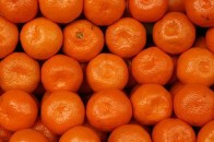В окупованому Криму продають заборонені фрукти з україномовними цінниками. ФОТО