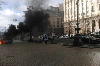 У Києві таксисти палять шини. ВІДЕО
