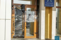 Вандали розтрощили вхідні двері Нововолинської міськради. ФОТО