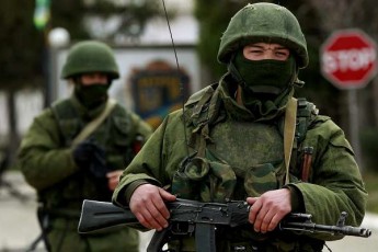 Із «зелених чоловічків» зняли балаклави: волонтери показали, хто захоплював Крим