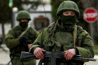 Із «зелених чоловічків» зняли балаклави: волонтери показали, хто захоплював Крим