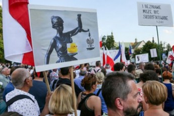 Масштабні протести у Польщі тривають: опозиція заговорила про свій Майдан