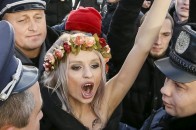 Активістка оголила груди перед Лукашенком і Порошенком